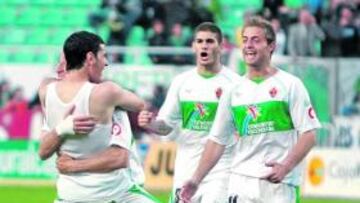 <b>FELICIDAD. </b>Los jugadores del Elche celebran el gol de Caprari ante el Sevilla Atlético.