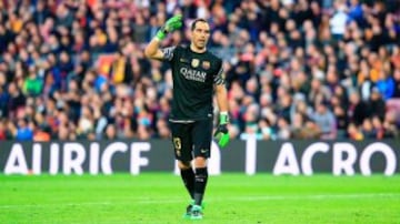 Claudio Bravo ganó su décimo título en el profesionalismo y el sexto en Barcelona con la Liga 2015-2016.