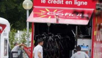 <b>EL TOUR SIGUE. </b>Mecánicos del Cofidis trabajan preparando la etapa siguiente. El resto de corredores no vio a la Policía francesa.