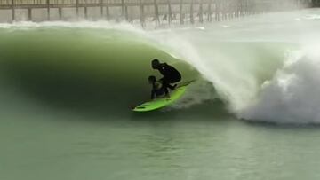 Garrett McNamara y su hijo Barrel surfean una ola con tubo en la piscina de olas artificiales Kelly Slater Surf Ranch.