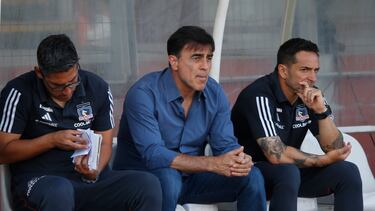 El entrenador de Colo Colo, Gustavo Quinteros, es fotografiado durante el partido de Primera Division contra Curicó Unido disputado en el estadio La Granja.