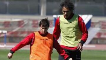 <b>EL GRAN BALUARTE. </b>Piatti intenta golpear el balón en presencia de Marcelo Silva.