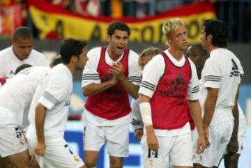 Hierro motiva a sus compañeros antes del partido de liga entre el Real Madrid y el Atlético de Madrid el 15 de junio de 2003.