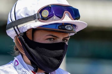 Megan Nicholls, jockey participante en Newcastle, con la mascarilla que ha usado en la carrera..