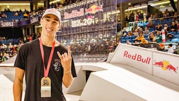 Danny Le&oacute;n posa con su medalla de oro de ganador de la Simple Session 2020, evento de skate y bmx que se celebra en Tallin (Estonia). 