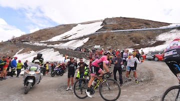 BARDONECCHIA - JAFFERAU, ITALY - MAY 25: Simon Yates of Great Britain and Team Mitchelton-Scott Pink Leader Jersey / Colle Delle Finestre (2178m)/ during the 101st Tour of Italy 2018, Stage 19 a 185km stage from Venaria Reale to Bardonecchia - Jafferau 1908m / Giro d'Italia / on May 25, 2018 in Turin, Italy. (Photo by Tim de Waele/Getty Images)