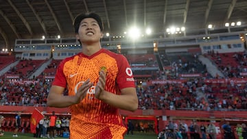 Kang-in Lee despidiéndose de la afición mallorquinista tras el último partido en Son Moix