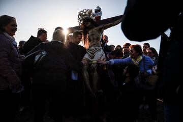 Cofrades llevan la talla de Cristo a la orilla de la playa, a 7 de abril de 2023, en Valencia, Comunidad de Valencia, (España). El Viernes Santo es el día grande de esta festividad con las cofradías del Cristo del Salvador y del Amparo, que se desplazan al mar Mediterráneo para rezar una oración por todos los ahogados en el mar, pescadores, marineros y migrantes. Mientras tanto, en la orilla el personaje bíblico representando a la Madre Dolorosa deposita flores sobre las olas.