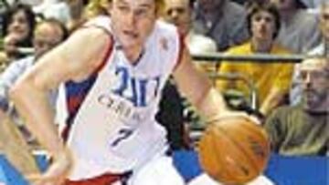 Etosa defiende su liderato ante el Tau en Vitoria