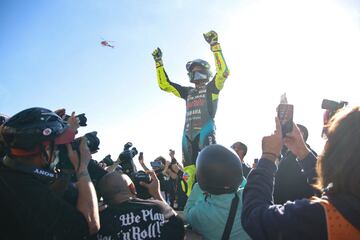 Alegría de Valentino Rossi tras su última carrera. El Doctor, el más grande, el heptacampeón de la categoría, nos deja. El italiano lo  ha hecho con una de sus mejores carrreras de la temporada, finalizando décimo.