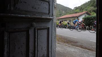 El pelot車n durante la etapa 18 de La Vuelta entre Salas y Altu d'El Gamoniteiru.