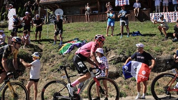 Saint-gervais Mont-blanc Le Bett (France), 16/07/2023.- Colombian rider Rigoberto Uran of team EF Education-EasyPost in action during the 15th stage of the Tour de France 2023, over 180kms from Les Gets les Portes du Soleil to Saint-Gervais Mont-Blanc le Bettex, France, 16 July 2023. (Ciclismo, Francia) EFE/EPA/CHRISTOPHE PETIT TESSON
