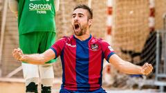 Cecilio Morales celebrando uno de sus cuatro goles en el Pabell&oacute;n Pedro Delgado de Segovia.