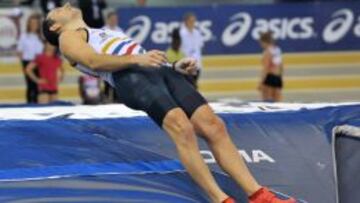 El pertiguista franc&eacute;s Renaud Lavillenie, tras un fallo. 