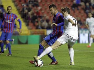 El centrocampista del Albacete Balompié Samu Delgado (d) pelea un balón con el centrocampista del Levante Victor Camarasa, durante el partido de vuelta de dieciseisavos de final de la Copa del Rey de fútbol que se disputa esta noche en el estadio Ciutat de València.