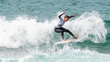 La surfista Luc&iacute;a Machado surfeando durante el Campeonato de Espa&ntilde;a de Surf 2021 celebrado en la playa de A Fouxeira (Ferrol, Coru&ntilde;a). 