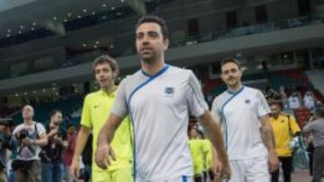 Xavi Hernández y Valentino Rossi al inicio del partido.