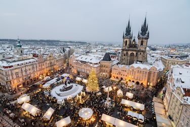 En la Plaza de la Ciudad Vieja, rodeada de arquitectura gótica, se vive la Navidad más auténtica. Dulces como el trdelník y luces cálidas completan la experiencia. El árbol navideño se elige entre los bosques checos y se transporta a la plaza.