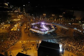 Los seguidores madridistas celebran el triunfo de su equipo en Cibeles.