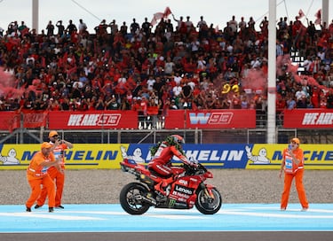 Marc Márquez celebra la victoria con la afición argentina. 