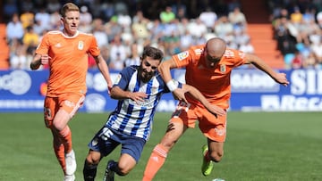 Nacho Gil pelea por un bal&oacute;n en un partido de la Ponferradina.