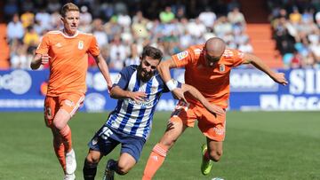 Nacho Gil pelea por un bal&oacute;n en un partido de la Ponferradina.