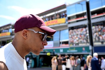El delantero francés del Real Madrid, Kylian Mbappé, disfrutando en el paddock del Gran Premio de Mónaco de Fórmula 1. 