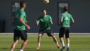 Javi García, ejercitándose con el Betis.