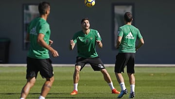 Javi Garc&iacute;a, ejercit&aacute;ndose con el Betis.