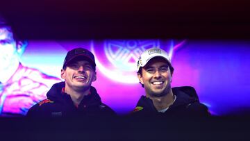 LAS VEGAS, NEVADA - NOVEMBER 22: Max Verstappen of the Netherlands and Oracle Red Bull Racing and Sergio Perez of Mexico and Oracle Red Bull Racing talk to the crowd on the fan stage prior to final practice ahead of the F1 Grand Prix of Las Vegas at Las Vegas Strip Circuit on November 22, 2024 in Las Vegas, Nevada. Mark Thompson/Getty Images/AFP (Photo by Mark Thompson / GETTY IMAGES NORTH AMERICA / Getty Images via AFP)