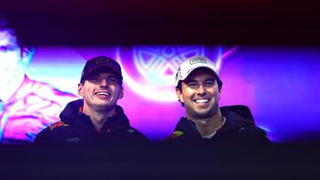 LAS VEGAS, NEVADA - NOVEMBER 22: Max Verstappen of the Netherlands and Oracle Red Bull Racing and Sergio Perez of Mexico and Oracle Red Bull Racing talk to the crowd on the fan stage prior to final practice ahead of the F1 Grand Prix of Las Vegas at Las Vegas Strip Circuit on November 22, 2024 in Las Vegas, Nevada. Mark Thompson/Getty Images/AFP (Photo by Mark Thompson / GETTY IMAGES NORTH AMERICA / Getty Images via AFP)