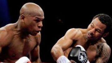 <b>DEMOLEDOR. </b>Mayweather, que conectó 208 golpes de 447, alcanza con su derecha a Mosley.