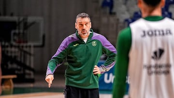 Ibon Navarro, entrenador del Unicaja, durante una sesión.