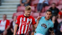 Hugo Mallo pugna con Stuart Armstrong durante el partido de pretemporada entre el Southampton y el Celta.