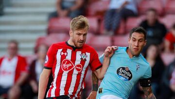 Hugo Mallo pugna con Stuart Armstrong durante el partido de pretemporada entre el Southampton y el Celta.