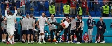 Luis Enrique celebra con Unai Simón el pase a semifinales de la Euro 2020 tras vencer por penaltis a Suiza.