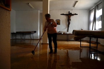 La DANA situada sobre el territorio español ha dejado importantes precipitaciones y tormentas, lo que ha provocado imágenes impactantes con sus consecuencias. Según el pronóstico de la Agencia Estatal de Meteorología (Aemet), que ha emitido un nuevo aviso especial por las lluvias y tormentas que se espera que continúen hasta el lunes. La Comunidad de Madrid y Toledo están bajo aviso rojo ante el riego de que se acumulen 120 litros por metro cuadrado en 12 horas.