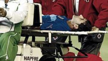 <b>DÍA PARA OLVIDAR. </b>Armando recibió un botellazo lanzado desde la grada del estadio Manuel Ruiz de Lopera.