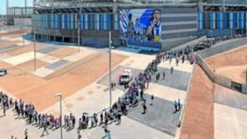 <b>HOMENAJE ETERNO. </b>Ramos de flores, velas, fotografías, aplausos cada 21 minutos... la afición españolista y todo el fútbol y la política española estuvieron al lado de la familia en el último adiós de Dani Jarque, fallecido el pasado sábado. Cornellà-El Prat fue ayer un mar de lágrimas, pero el recuerdo será eterno.