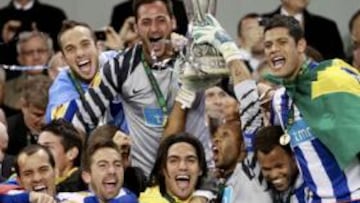 <b>CAMPEONES. </b>Huñk, Helton y Falcao, decisivos, con el trofeo.