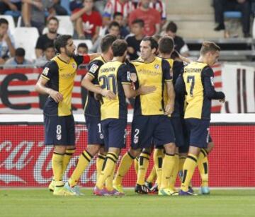 Alegría de los jugadores del Atlético después marcar Miranda el gol 0-1