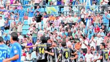 <b>ALEGRÍA Y DECEPCIÓN. </b>El Hércules, ayer de negro, celebra el segundo gol marcado por Rubén Navarro mientras los jugadores del Alicante se lamentan.