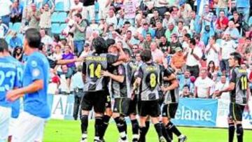 <b>ALEGRÍA Y DECEPCIÓN. </b>El Hércules, ayer de negro, celebra el segundo gol marcado por Rubén Navarro mientras los jugadores del Alicante se lamentan.