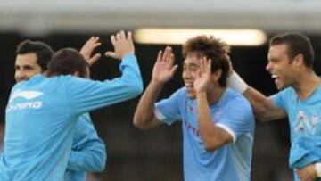 <b>DEBUT SOÑADO. </b>Park marcó en su estreno ante su nueva afición y lo celebra con sus compañeros.