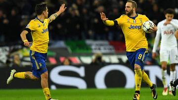Soccer Football - Champions League Round of 16 Second Leg - Tottenham Hotspur vs Juventus - Wembley Stadium, London, Britain - March 7, 2018 Juventus’ Gonzalo Higuain celebrates scoring their first goal with Paulo Dybala REUTERS/Dylan Martinez