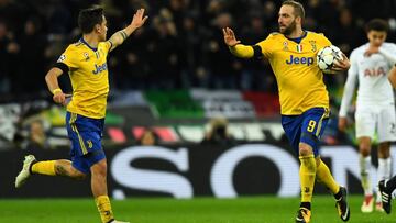 Soccer Football - Champions League Round of 16 Second Leg - Tottenham Hotspur vs Juventus - Wembley Stadium, London, Britain - March 7, 2018   Juventus&rsquo; Gonzalo Higuain celebrates scoring their first goal with Paulo Dybala    REUTERS/Dylan Martinez