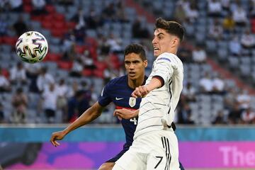 Raphael Varane y Kai Havertz.