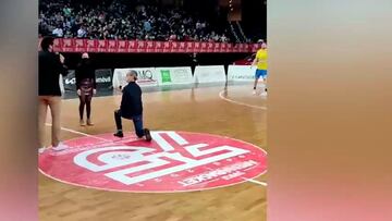 Pidió la mano en medio de un partido de básquetbol y todo acabó de la peor forma