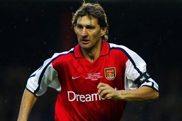 fue capitán del Arsenal durante 14 años, también fue considerado uno de los mejores centrales de los 90's tuvo serios problemas con el alcohol, por lo que comenzó a perder todo. 