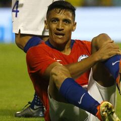 Alexis sufre una lesión en el tobillo y es liberado de la Roja